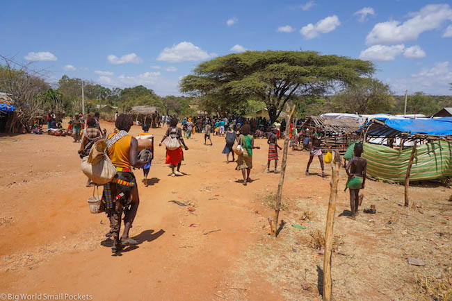 Etiopia, Omo Valley, Banna Market Tree