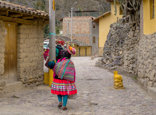 Peru, Ollantaytambo, Woman