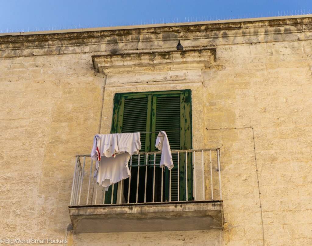 Italy, Puglia, Washing on Balcony